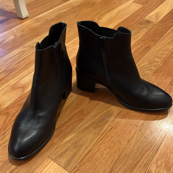 Women’s black leather booties size 7 - Picture 3 of 10